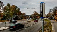 Uudenmallinen nopeuskamera vilkkaan tien varrella.