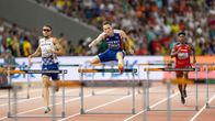 Karsten Warholm 400 metrin aitojen välierässä.