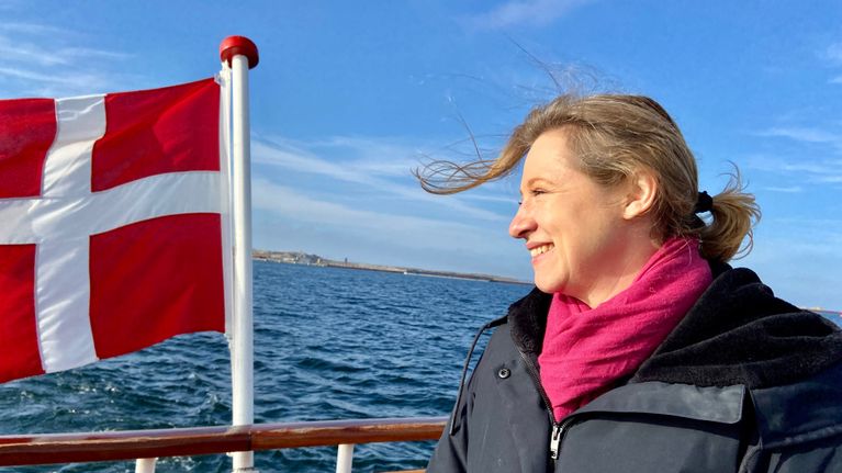 Kuvassa on Kööpenhaminan ylipormestari Sophie Hæstorp Andersen, jonka vieressä liehuu lipputangossa Tanskan lippu.