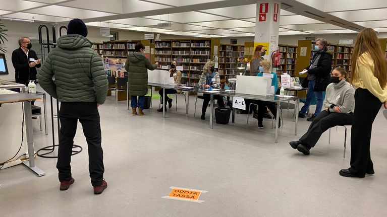 äänestäjiä Kouvolan pääkirjastossa