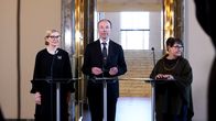 Paula Risikko, Jussi Halla-aho ja Tarja Filatov seisovat tiedotustilaisuudessa Eduskunnan valtiosalissa.