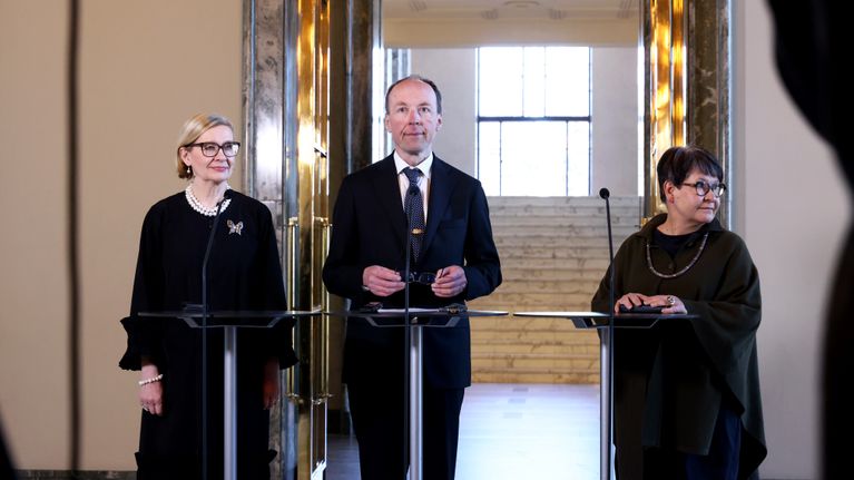 Paula Risikko, Jussi Halla-aho ja Tarja Filatov seisovat tiedotustilaisuudessa Eduskunnan valtiosalissa.