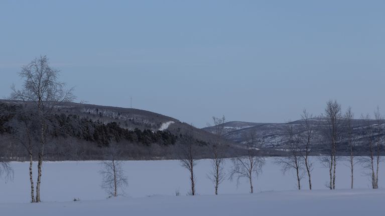 Tenojokilaaksoa. Norjan puolen vaaran päällä on tukiasema. 