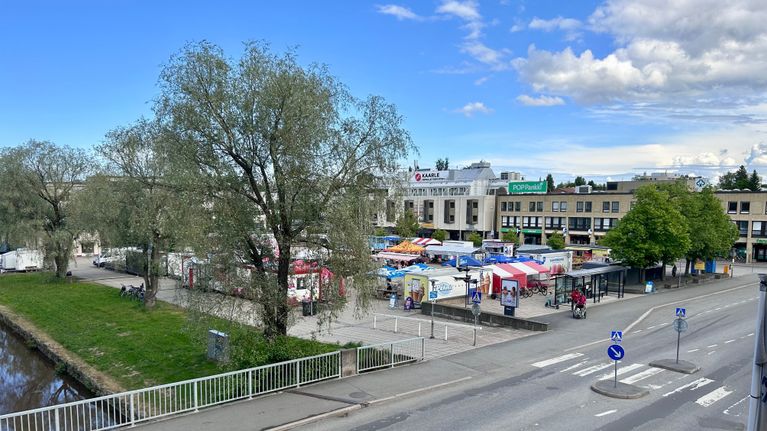 Kokkolan kauppatorilla on meneillään keskiviikkoinen iltatori.
