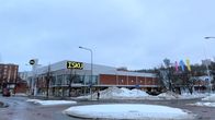 Matala punatiilinen liikerakennus seisoo talvisessa Lahdessa. Kyse Isku-myymälästä.