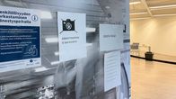 Ennakkoäänestyspaikan sisäänkäynti lähikuvassa Lahden kauppakeskus Triossa. Seinässä ohjelappuja äänestäjälle.