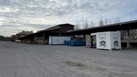 Wasa Graffitilandian uudet tilat Vaasan Klemettilässä. Vanha puinen VR makasiini ja lastauslaituri.