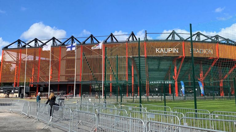 Lähikuvassa on Kaupin pesäpallostadion Tampereella