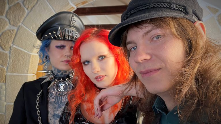 Kolme mallia poseeraa lähikuvassa Rock Models toimistolla Seinäjoella.