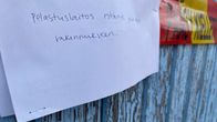 "Pelastuslaitos estänyt pääsyn rakennukseen." Tämä käsin kirjoitettu viesti on kiinnitetty siniseen, kuluneeseen seinään varoitusnauhan vieressä.