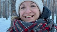 Nainen nauraa metsässä. Laura Feodoroff. 