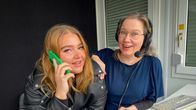 Kaksi naista tilapäisessä radiostudiossa