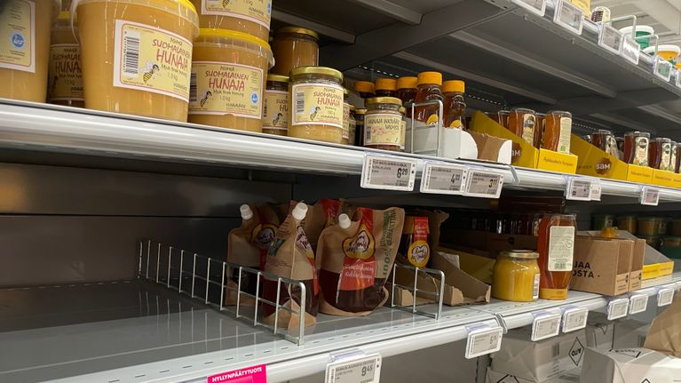 Kuvassa on hunajapurkkeja kuopiolaisen Prisman hyllyssä.