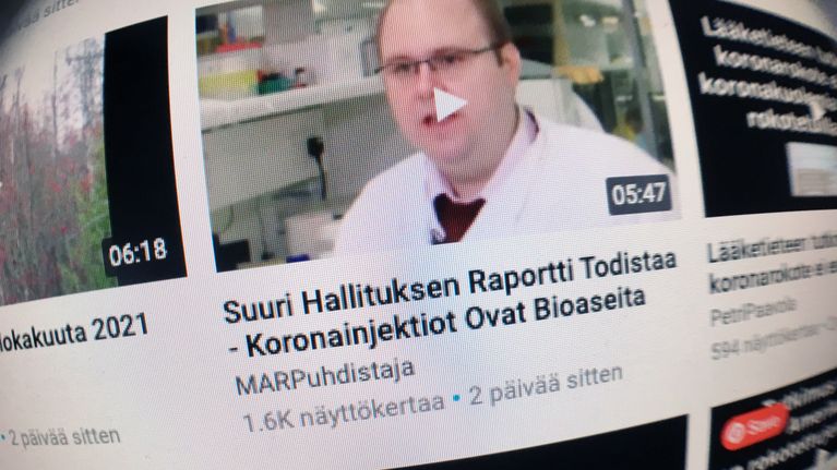 Kuvakaappaus valeuutisia levittävän Tokentube-sivuston videotarjonnasta.