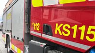 Paloauton oikea kylki, keskellä lukee hätänumero 112, vasemmassa reunassa näkyy kaistale Jyväskylän katumaisemaa.