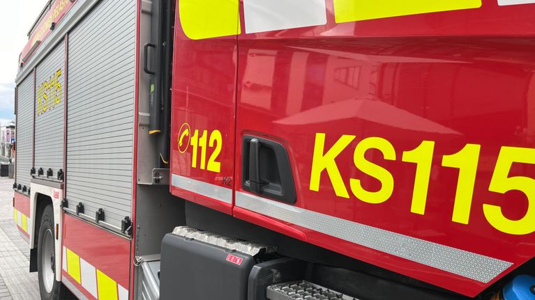 Paloauton oikea kylki, keskellä lukee hätänumero 112, vasemmassa reunassa näkyy kaistale Jyväskylän katumaisemaa.