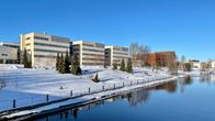 Seinäjoen ammattikorkeakoulun rakennuksia. Vieressä virtaa sulana Seinäjoki.