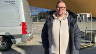 Helsingin kaupungin apulaispormestari Paavo Arhinmäki seisoo Helsingin keskustakirjasto Oodin edustalla.
