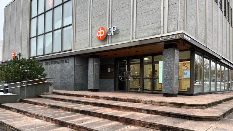 Kainuun Osuuspankin rakennus Kajaanissa marraskuussa.