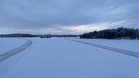 Tyhjää luonnonjäärataa Kuopion Kallavedellä.