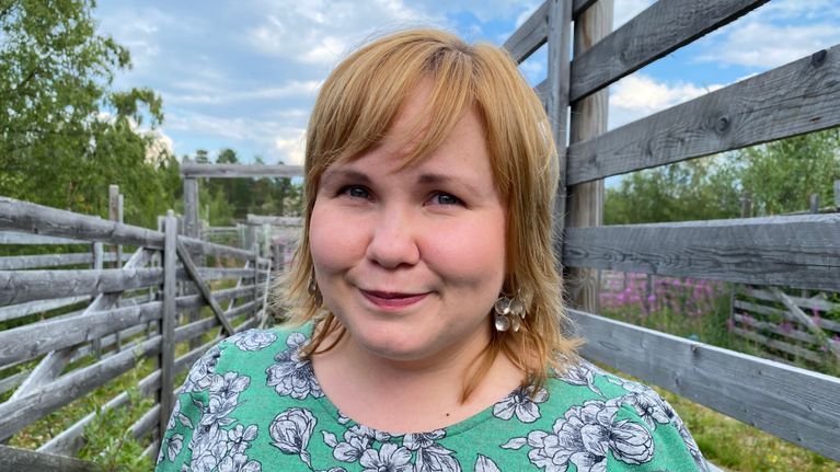 Anna Lumikivi Sevettijärven teurastamon poroaitauksessa