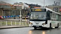 Bussi ylittää Aleksanterinkadun siltaa Porvoossa. Tuulilasin yläpuolella lukee "maksuton".