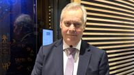 Antti Rinne katsoo suoraan kameraan Sajoksessa Inarissa.