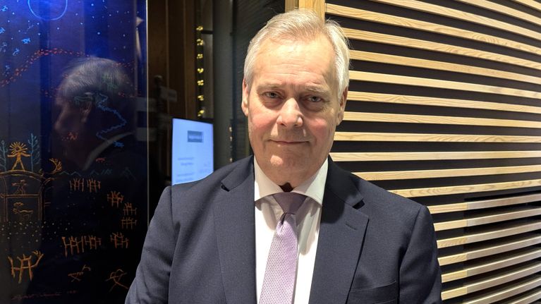 Antti Rinne katsoo suoraan kameraan Sajoksessa Inarissa.