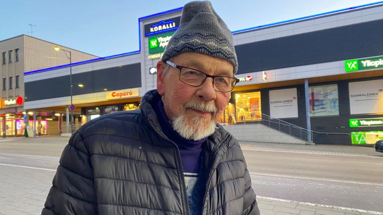 Savonlinnalainen Rauli Janhunen kaupungin keskustassa Olavinkadulla.