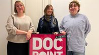 Riikka Haapanen, Johanna Råman ja Ruusu Kallioinen osallistuvat Docpoint-festivaalin tekemiseen. Haapanen on vapaaehtoistyön kordinaattori, Råman toiminnanjohtaja ja Kallioinen lipunmyynnin vapaaehtoinen.