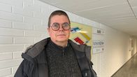 Ihminen seisoo käytävällä.