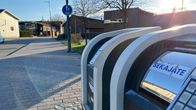 Putkikeräysjärjestelmän syöttöpistettä rivissä. Taustalla näkyy Vuoreksen omakotitaloja. 