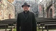 Pastori Jari Kemppainen Pälkäneen rauniokirkossa.