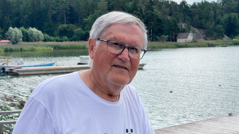 Jaakko Ruola Naantalissa meren äärellä. Taustalla näkyy meri vihreänä sinilevästä.