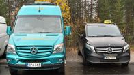 Pienoisbussi ja taksi Ivalossa vierekkäin syksyisessä säässä.