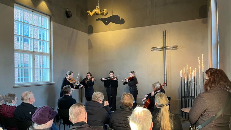 Lapuan musiikkiopiston jousisoittajat musisoivat Lapuan patruunatehtaan onnettomuuden 50-vuotispäivän muistotilaisuudessa pajakappelissa. 