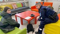 Kuvassa poliisi juttelee koululaiselle.