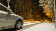 Lumisateen jälkeen polanteinen tie, jossa auto ajaa. 