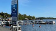 Merikarvian venesatamassa veneitä kiinni laiturissa aurinkoisessa säässä