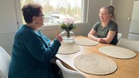 Lakeuden omaishoitajien Merja Riikonen ja erityislasten äiti Elina Hokkanen juttelevat pöydän ääressä. 