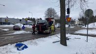 Kolaroitua autoa viedään hinausautolla pois kolaripaikalta.