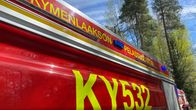 Kymenlaakson pelastuslaitoksen paloauton kylki tekstillä KY532. Taustalla sininen taivas ja puiden latvoja.