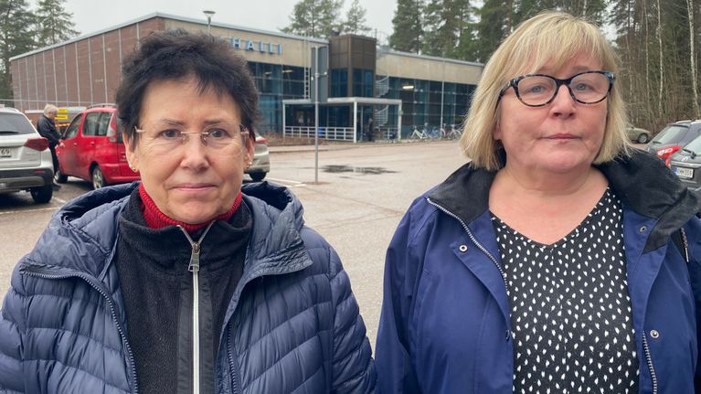 Kaksi naista seisoo uimahallin edessä ja katsoo kameraan. 