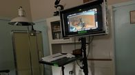 Sairaalan näköinen televisiostudio. 