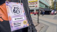 Yläkaupungin Yön Staff-passi roikkuu kaulasta. 