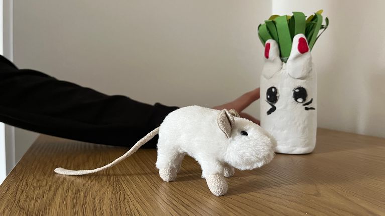 Leikkihiiri Wiki ja lapsen askartelema kukkamaljakko ja lapsen käsi. 