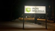 Valaistussa kyltissä lukee Pori Energia. Kyltin ympärillä on lunta.