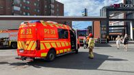 Paloautoja ja ambulanssi Koskikeskuksen edessä.