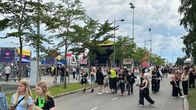 Ihmisvilinää Oulun Qstock festivaaleilla pilvisellä säällä. 