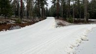 Hiihtolatu metsäisessä maisemassa.